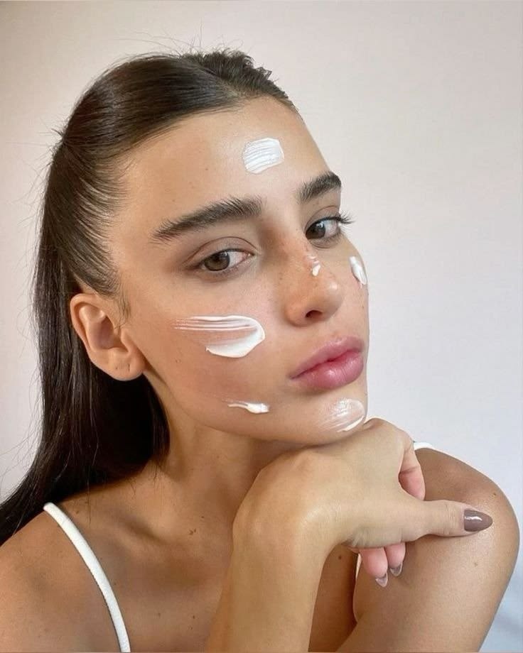 Mujer con crema en el rostro